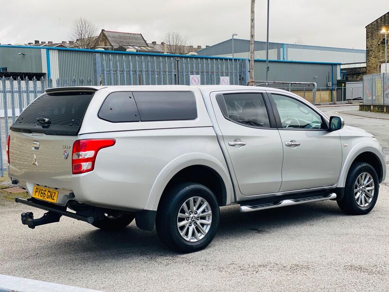 MITSUBISHI L200
