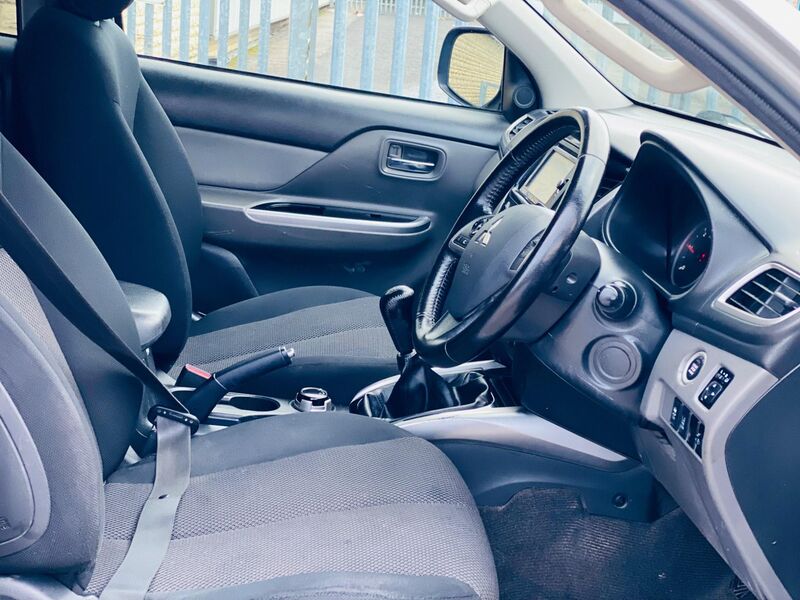 MITSUBISHI L200