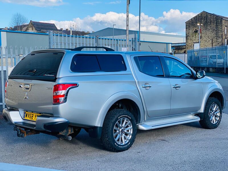 MITSUBISHI L200